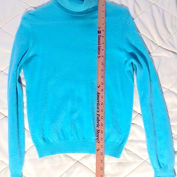 💯% cashmere women’s small green turtleneck sweater excellent condition - Picture 4 of 5